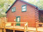 Freshly stained log cabin minutes from down town Blue Ridge